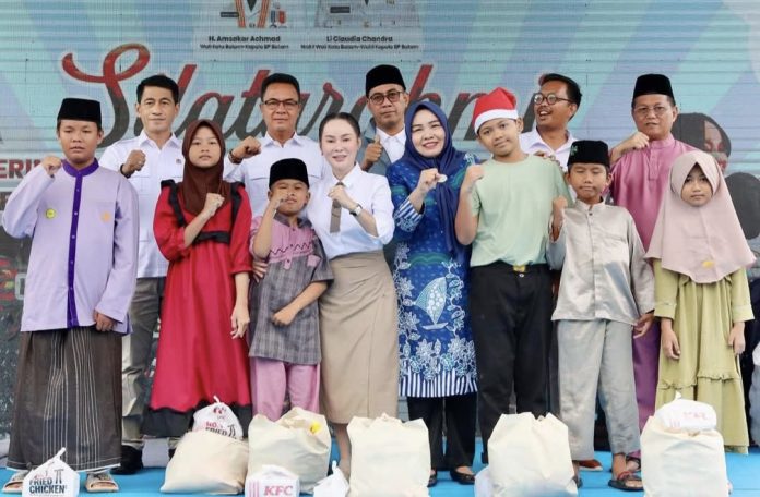 Wakil Wali Kota Batam, Li Claudia Chandra menyerahkan menyerahkan paket sembako kepada 1000 anak-anak yatim di Kota Batam. (Istimewa)