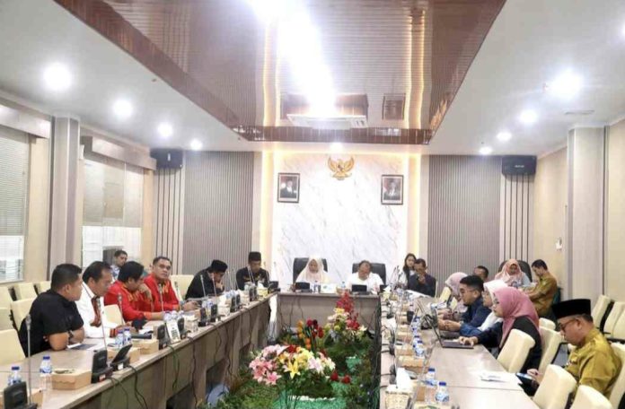 Bapemperda DPRD Batam gelar FGD bersama Tim Penyusun Naskah Akademik terkait Ranperda tentang LAM Kota Batam, Senin (15/12/2025). (Setwan DPRD Batam)