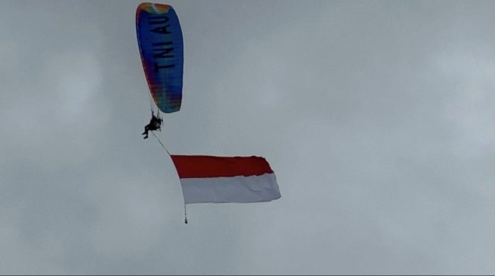 Pemanasan Batam Solidarity AirShow 2025, sebagai bagian dari rangkaian peringatan Hari Jadi Batam (HJB) Ke-196, kembali menghias langit Dataran Engku Putri, Batam Centre, Kota Batam, Provinsi Kepri, Rabu (17/12/2025). (Istimewa)