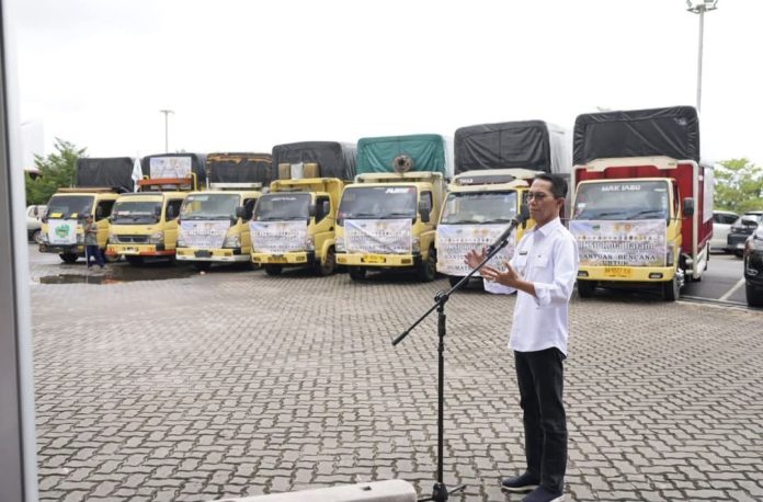 Wali Kota Batam, Amsakar Achmad melepas keberangkatan 7 truk bantuan logistik sembako bagi masyarakat terdampak bencana di Sumatera Barat. (Diskominfo Kota Batam)