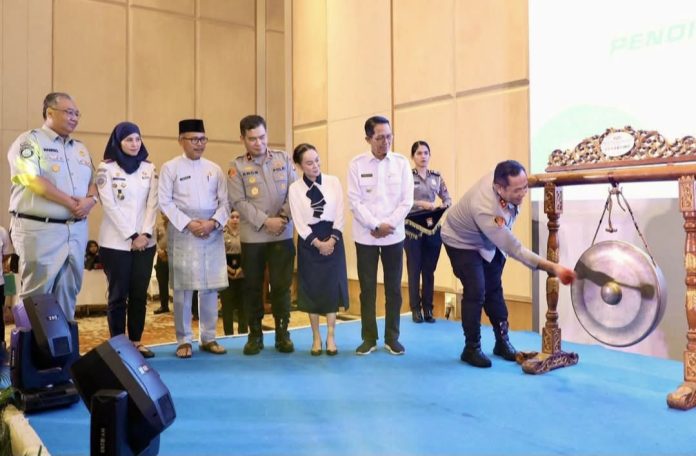 Wali Kota Batam, Amsakar Achmad, bersama Wakil Wali Kota Batam, Li Claudia Chandra, hadiri peluncuran Kurikulum Pendidikan Lalu Lintas dan Pojok Lalu Lintas untuk jenjang SD dan SMP se-Kota Batam di Ballroom Hotel Harris Batam Centre, Rabu (17/12/2025). (Diskominfo Kota Batam)