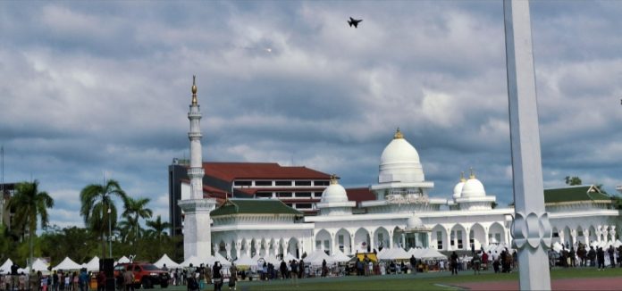 Atraksi pesawat tempur F-16 di Dataran Engku Putri, Batam Centre, Kota Batam, Provinsi Kepulauan Riau, Kamis (18/12/2025). (uly)