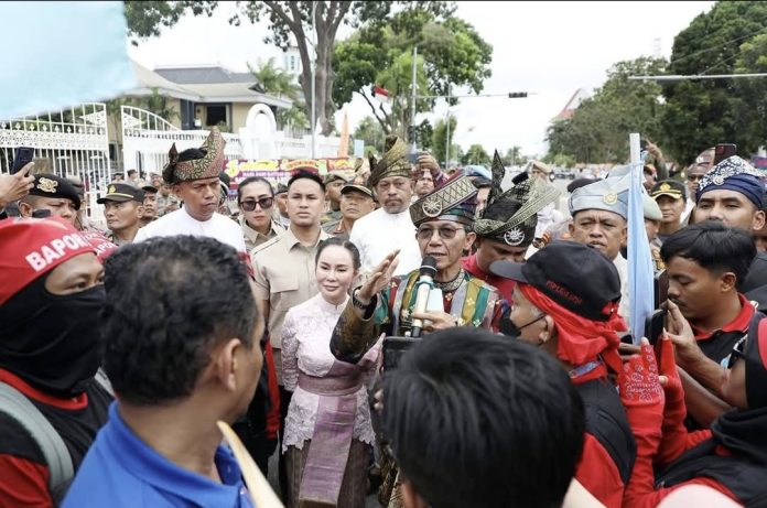 Wali Kota Batam Amsakar Achmad bersama Wakil Wali Kota Batam Li Claudia Chandra temui perwakilan buruh yang menggelar aksi unjuk rasa damai di depan Kantor Wali Kota Batam, Kamis (18/12/2025). (Diskominfo Kota Batam)