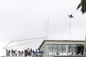 Atraksi pesawat tempur F-16 di Pantai Nuvasa Bay, Palm Spring, Kelurahan Sambau, Kecamatan Nongsa, Jumat (19/12/2025). (Diskominfo Batam/Rumawi)