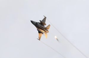 Pesawat tempur F-16 mengeluarkan flare kilatan cahaya di angkasa sebagai simbol penghormatan (Diskominfo Batam/Rumawi)