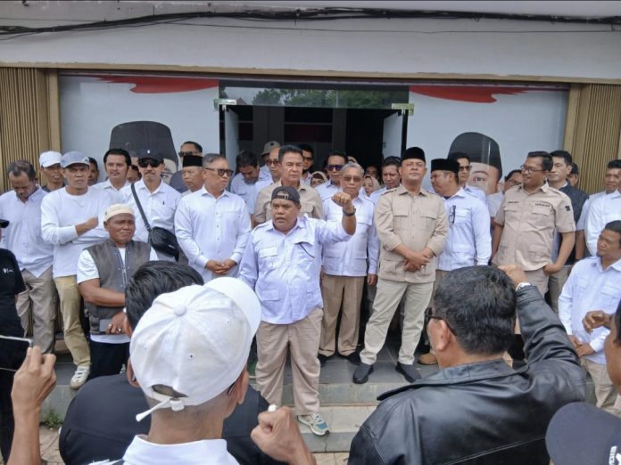 Sejumlah kader dan simpatisan Partai Gerindra memadati halaman Kantor DPC Partai Gerindra Kota Batam di kawasan Batam Center, Jumat (19/12/2025). (Istimewa)