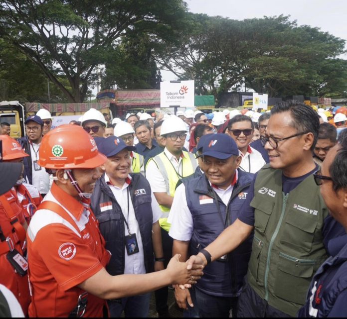 Chief Operating Officer Danantara Dony Oskaria bersama para Relawan usai agenda apel kesiapan Relawan BUMN Peduli yang di area Bandara Kualanamu, Sumatra Utara, Jumat (19/12/2025) (Istimewa)