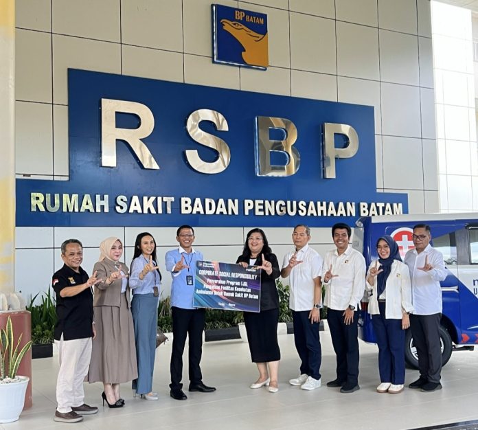 RSBP Batam menerima bantuan CSR dari Bank Mandiri berupa satu unit ambulans dalam kondisi siap pakai, Selasa (23/12/2025). (Humas BP Batam)