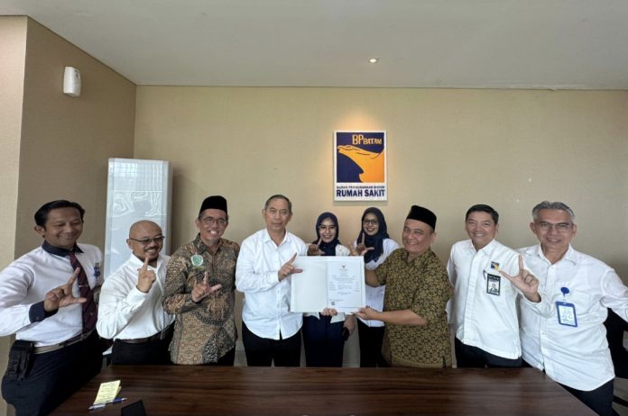 RSBP Batam terima Sertifikat Halal dari LPPOM MUI Provinsi Kepulauan Riau, Senin (5/1/2026). Pertama di Kepri yang memperoleh sertifikasi halal. (Humas BP Batam)