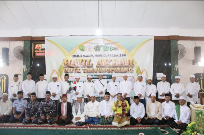 Ribuan jemaah memadati Masjid Al Uswatul Hasanah, mengikuti Haul Akbar Kota Tanjungpinang ke-1 yang dirangkai dengan zikir dan istighosah. (Istimewa)