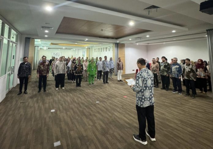 RSBP Batam melaksanakan Pengukuhan dan Pembacaan Janji Komitmen Kepala Instalasi, Kepala Ruangan, dan Koordinator di lingkungan Badan Usaha RSBP Batam, Rabu (7/1/2026) sore, di Ruang Habibie Lantai 4 RSBP Batam. (Humas BP Batam)
