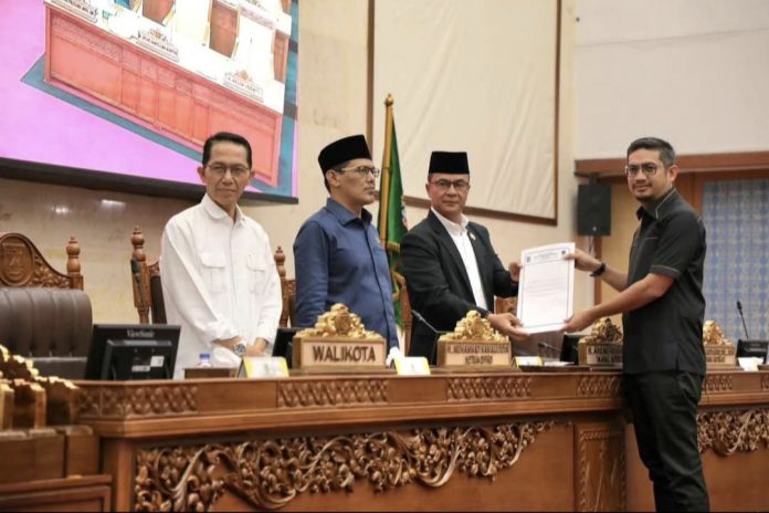 Wali Kota Batam, Amsakar Achmad, menghadiri Rapat Paripurna DPRD Kota Batam yang digelar di Ruang Sidang Utama DPRD Kota Batam, Rabu (7/1/2026). (Diskominfo kota Batam)