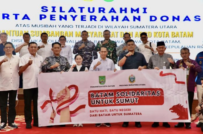 Kota Batam menyerahkan bantuan kemanusiaan bagi korban bencana alam di Provinsi Sumut diterima oleh Gubernur, Bobby Afif Nasution. (Diskominfo Kota Batam)