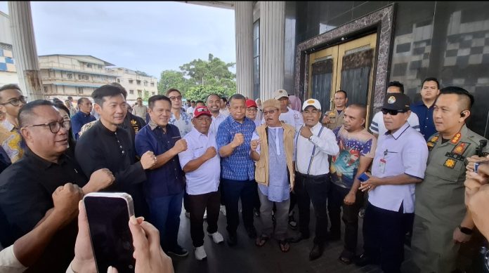 Wakil Menteri UMKM RI, Helvi Yuni Moraza, meninjau kawasan Tanjung Pantun, Kelurahan Sungai Jodoh, Kecamatan Batu Ampar, Kota Batam, Provinsi Kepulauan Riau, Jumat (9/1/2025). (uly)