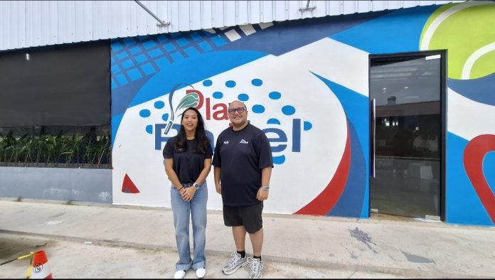 Lapangan padel Playpadel resmi melakukan grand opening yang ditandai dengan pemotongan tumpeng pada Minggu (11/1/2025) pukul 08.00 WIB. (uly)