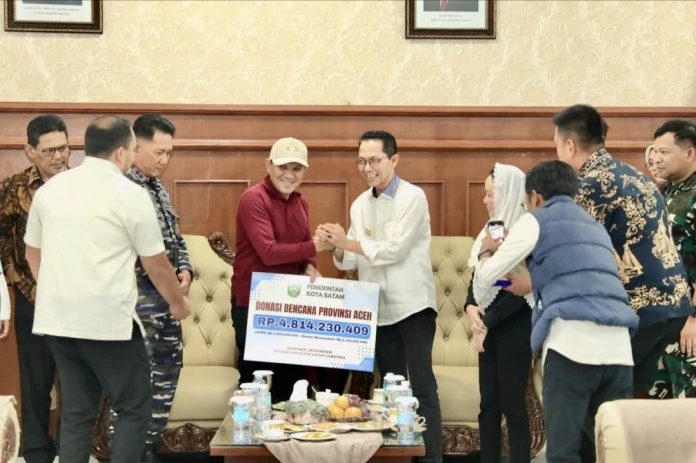 Wali Kota Batam, Amsakar Achmad, bersama Wakil Wali Kota Batam, Li Claudia Chandra, menyerahkan bantuan senilai Rp4,8 miliar bagi korban bencana alam di Aceh. (Diskominfo Kota Batam)