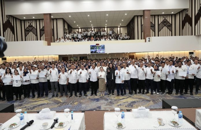 BP Batam secara resmi menyerahkan SK kepada 718 pegawai, terdiri dari 681 pegawai tetap dan 57 pegawai P2K, Senin (12/1/2026). (Humas BP Batam)