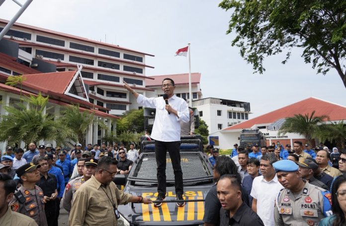 Kepala BP Batam, Amsakar Achmad bersama Wakil Kepala BP Batam, Li Claudia Chandra menemui langsung masyarakat Kelurahan Tanjung Sengkuang yang melakukan aksi penyampaian aspirasi, Kamis (22/1/2025). (Humas BP Batam)