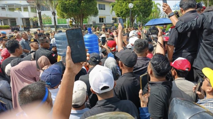 Krisis air bersih yang berlarut-larut akhirnya memicu kemarahan warga Tanjung Sengkuang gelar aksi unjuk rasa di Kantor Pemko dan DPRD Batam, Kamis (22/1/2026). (uly)