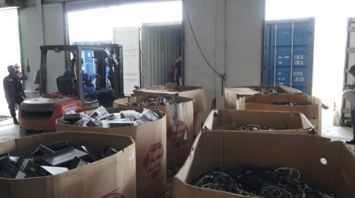BC Batam mengawas ketat kegiatan pemuatan limbah B3 untuk dilakukan pengeluaran kembali (reekspor) melalui Pelabuhan Batu Ampar. (Istimewa)
