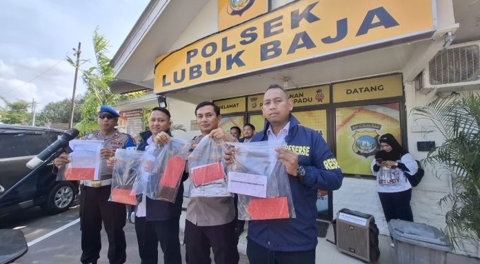 Polsek Lubuk Baja mengungkap kasus dugaan tindak pidana pencurian yang menimpa seorang WNA di kawasan Pasar Tos 3000 Jodoh, Kota Batam. (uly)