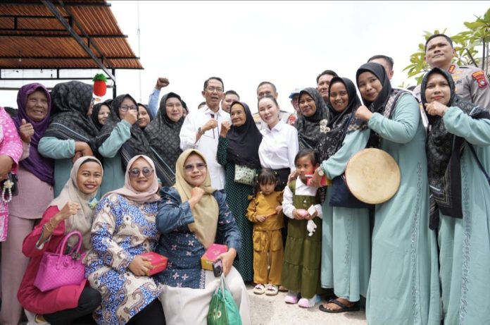 Kepala BP Batam, Amsakar Achmad, menemui warga Rempang Galang untuk memaparkan rencana pembangunan Sekolah Rakyat Terintegrasi Merah Putih, Selasa (27/1/2026). (Humas BP Batam)