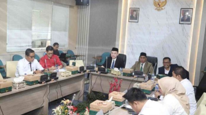 Pansus DPRD Kota Batam membahas Ranperda tentang Adminduk gelar rapat finalisasi. (Setwan DPRD Batam)