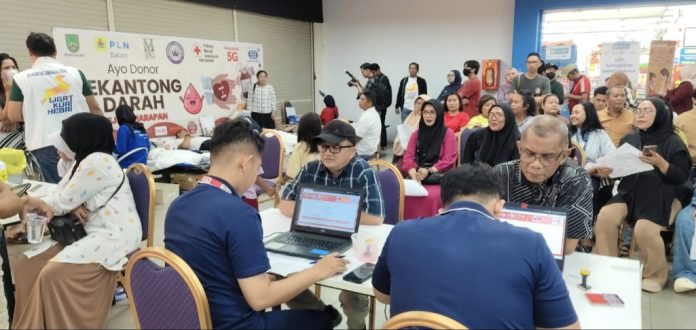 Ketua APM Kepri Rohaizat, menyampaikan apresiasi atas pelaksanaan bakti sosial donor darah yang digelar KJK di Lantai LG Ground Mega Mall Batam Center, Sabtu (31/1/2026). (uly)