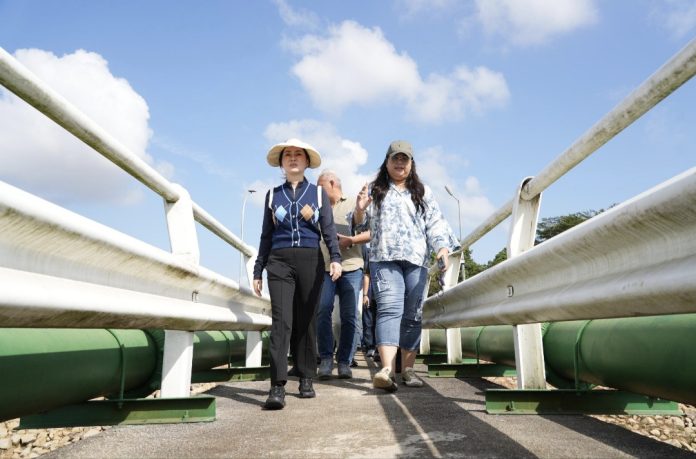 Wakil Kepala BP Batam, Li Claudia Chandra, meninjau kondisi empat waduk yang menjadi sumber air bersih masyarakat Batam, Sabtu (31/1/2026). (Humas BP Batam)