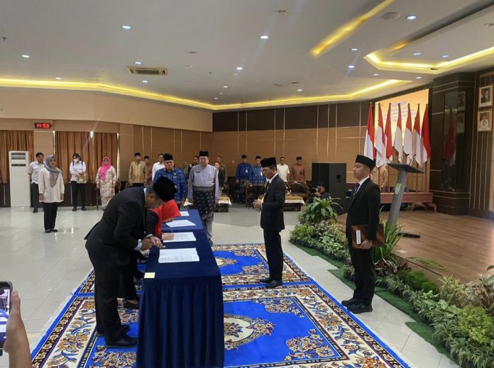 Wali Kota Batam, Amsakar Achmad melantik sekaligus merotasi sejumlah Kepala OPD, Jumat (6/2/2026) di Lantai IV Kantor Pemko Batam. (uly)