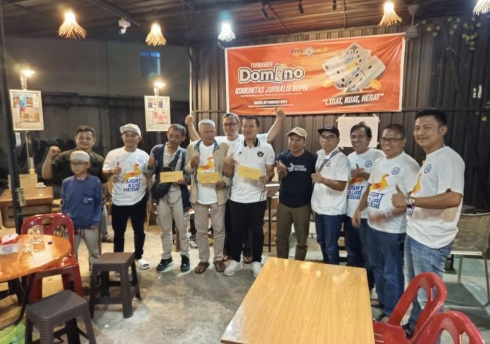 Turnamen domino yang digelar Komunitas Jurnalis Kepri (KJK) di Kedai Kopi Rakyat, Tanjungpinang, berlangsung singkat namun penuh keakraban. (Istimewa)