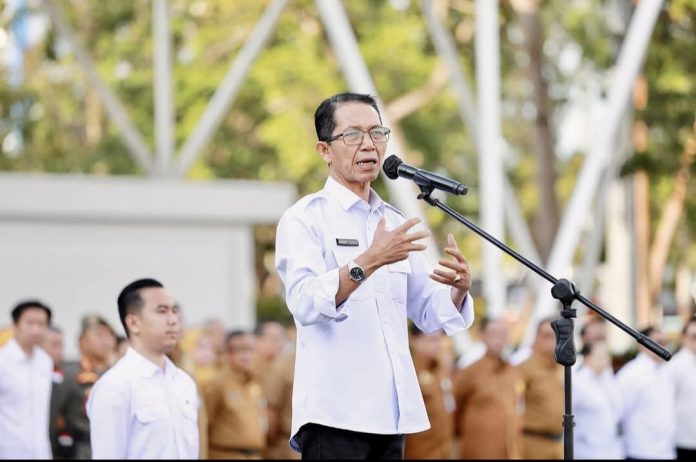 Wali Kota sekaligus Kepala BP Batam, Amsakar Achmad mendorong penggunaan material genting, hal ini sejalan arahan Presiden RI agar kabupaten dan kota di Indonesia menjadi lebih bersih, rapi, nyaman dan indah. (Diskominfo Kota Batam)