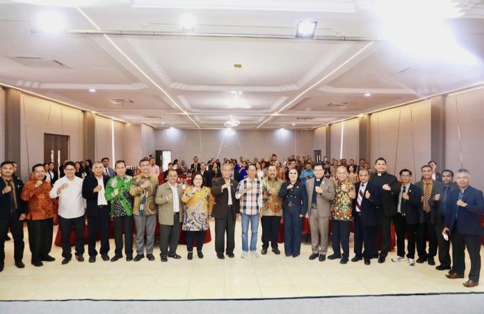 Amsakar saat membuka Rakerwil sekaligus melantik pengurus Persekutuan Gereja-Gereja dan Lembaga-Lembaga Injil Indonesia (PGLII), di Golden Prawn, Senin (16/2/2026). (Diskominfo Kota Batam)
