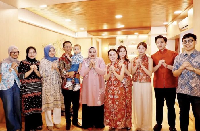 Wali Kota Batam, Amsakar Achmad hadiri Perayaan Imlek 2026 yang digelar Wakil Wali Kota, Li Claudia Chandra, di Sekupang, Selasa (17/2/2026). (Diskominfo Batam)