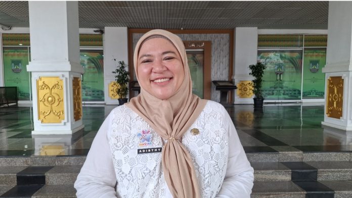 Kepala Dinas Kependudukan dan Pencatatan Sipil (Disdukcapil) Kota Batam, Sri Miranthy Adisthy menjelaskan jam operasional kantor Disduk selama Ramadan. (uly)