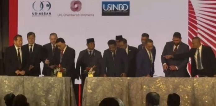 Presiden RI, Prabowo Subianto menyaksikan penandatanganan perjanjian bisnis strategis antara PSN WIRARAJA GESEIP di Galang, Batam dengan perusahaan asal Amerika Serikat, Rabu (18/2/2026) di Washington DC, Amerika Serikat. (Istimewa)