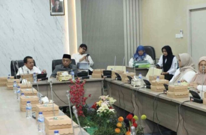 Pansus DPRD Kota Batam yang membahas Ranperda tentang LAM Kota Batam gelar rapat bersama Tim Pemerintah Kota Batam, Rabu (18/2/2026). (Setwan DPRD Batam)