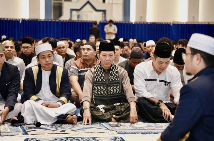 Wali Kota Batam, Amsakar Achmad salat tarawih perdana Ramadan 1447 Hijriah bersama ribuan jamaah di Batam Centre, Rabu (18/2/2026). (Diskominfo Batam)