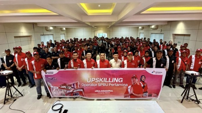 Pertamina Patra Niaga Regional Sumbagut melalui Sales Area (SA) Aceh melaksanakan kegiatan upskilling dan buka bersama bagi operator SPBU wilayah SA Aceh yang berlangsung di Ruang Aula Kantor SA Aceh, Banda Aceh, Jumat (27/2/2026). (Istimewa)