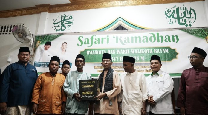 Kepala BP Batam, Amsakar Achmad melanjutkan rangkaian Safari Ramadan di Masjid Al-Hidayah Kampung Darat Pulau Karas, Kecamatan Galang, Senin (2/3/2026). (Humas BP Batam)