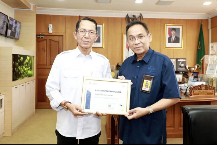 Pemko Batam menerima penghargaan dari DJP wilayah Kepri atas tingginya kepatuhan ASN dalam melaporkan Surat Pemberitahuan (SPT) Tahunan. (Diskominfo Kota Batam)