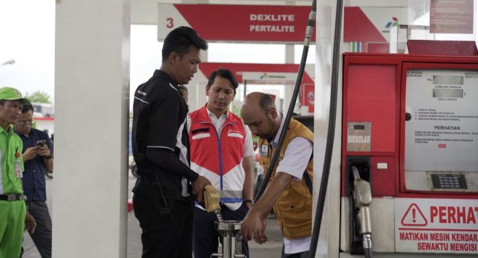 Pertamina bersama BSML Wilayah I, Dinas Koperasi UMKM dan Perdagangan Kota Medan, serta Dinas Metrologi melakukan pengecekan terhadap takaran dan ukuran BBM serta pengisian LPG di wilayah Sumut. (Istimewa)