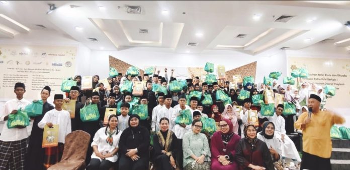 Perusahaan biro perjalanan wisata PT Mutiara Paramita Wisata berbagi bersama anak yatim dan santri dari sejumlah panti asuhan di Batam. (Istimewa)