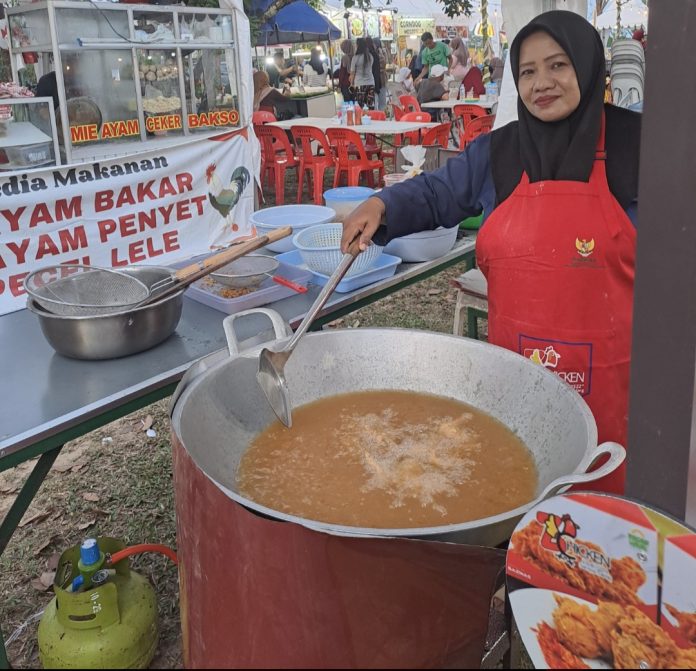 Seorang UMKM, Leni Marlini sedang menggoreng ayam krispi Z-Chicken saat mengikuti bazar di Kota Batam beberapa waktu lalu. (uly)