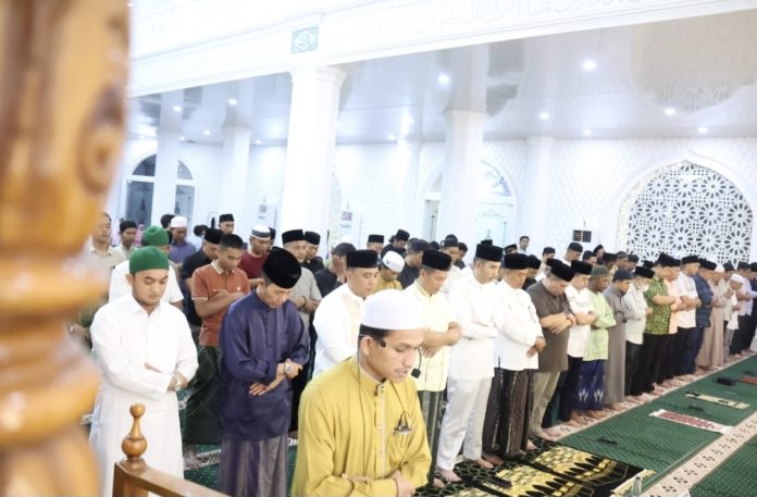 Suasana kebersamaan dan kekhidmatan mewarnai Safari Ramadan di Masjid Bintang Amin Angkasa Lanud Hang Nadim, Batu Besar, Nongsa Batam. (Istimewa)