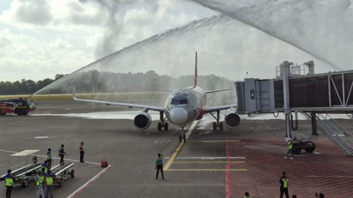 Penerbangan perdana rute Batam-Kuala Lumpur tersebut diberangkatkan dari Batam, Jumat (13/3/2026) disambut dengan prosesi water salute. (uly)