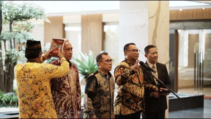Menteri Koordinator Bidang Perekonomian RI, Airlangga Hartarto, resmi melantik tiga Anggota/Deputi BP Batam di Gedung Ali Wardhana, Jakarta, Jumat (13/6/2026). (Humas BP Batam)