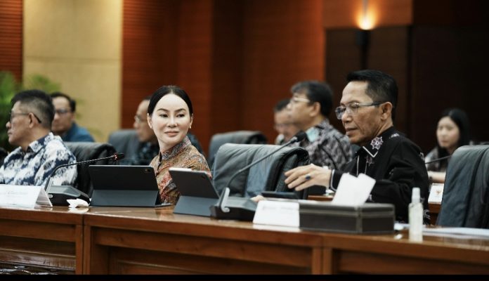 Kepala BP Batam, Amsakar Achmad, bersama Wakil Kepala BP Batam, Li Claudia Chandra hadiri Sidang Aduan Kanal Debottlenecking Satuan Tugas P2SP di Kantor Kementerian Keuangan RI, Jumat (13/3/2026). (Humas BP Batam)