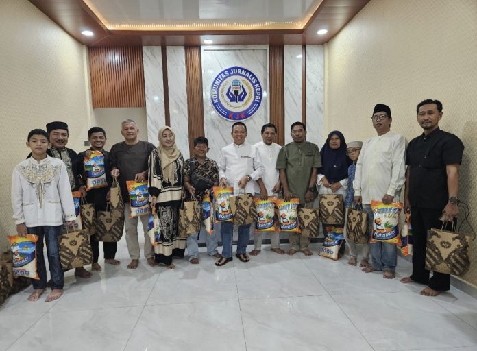 KJK gelar buka puasa bersama yang dirangkaikan dengan pembagian paket sembako kepada para anggota di Tanjungpinang, Sabtu (14/3/2026). (Istimewa)