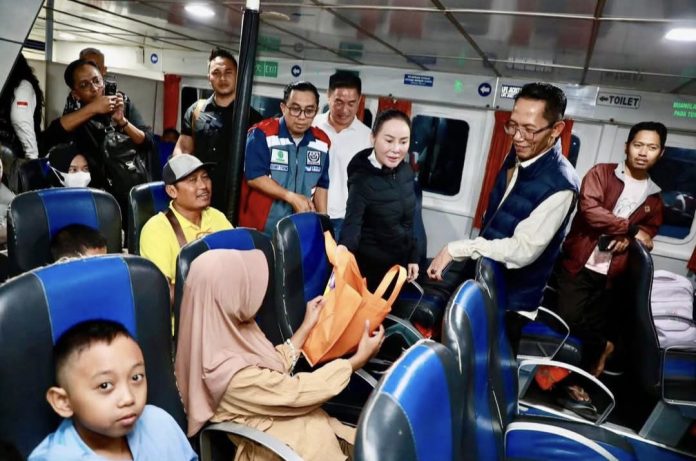Wali Kota Batam, Amsakar Achmad, bersama Wakil Wali Kota Batam, Li Claudia Chandra, tunjau arus mudik Lebaran di Terminal Domestik Sekupang, Minggu (15/3/2026) (Diskominfo Batam)